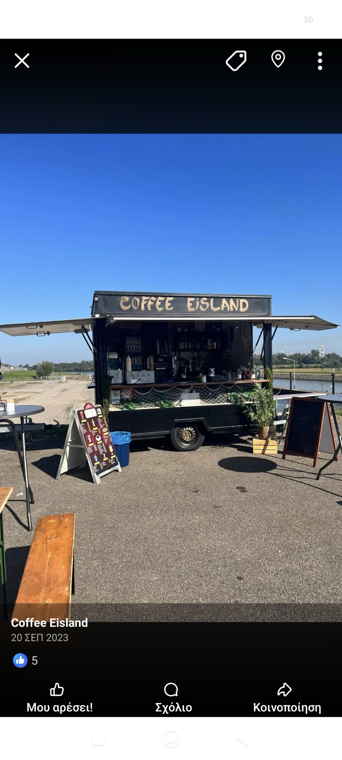 Der echte Coffee-Eisland-Verkaufsanhänger am Ochtumsperrwerk